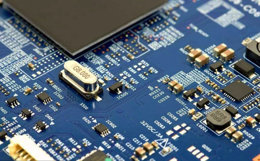 时钟IC的晶振两端的电压相差多少伏为正常？